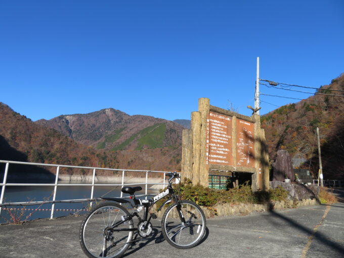 畑薙第一ダムから自転車